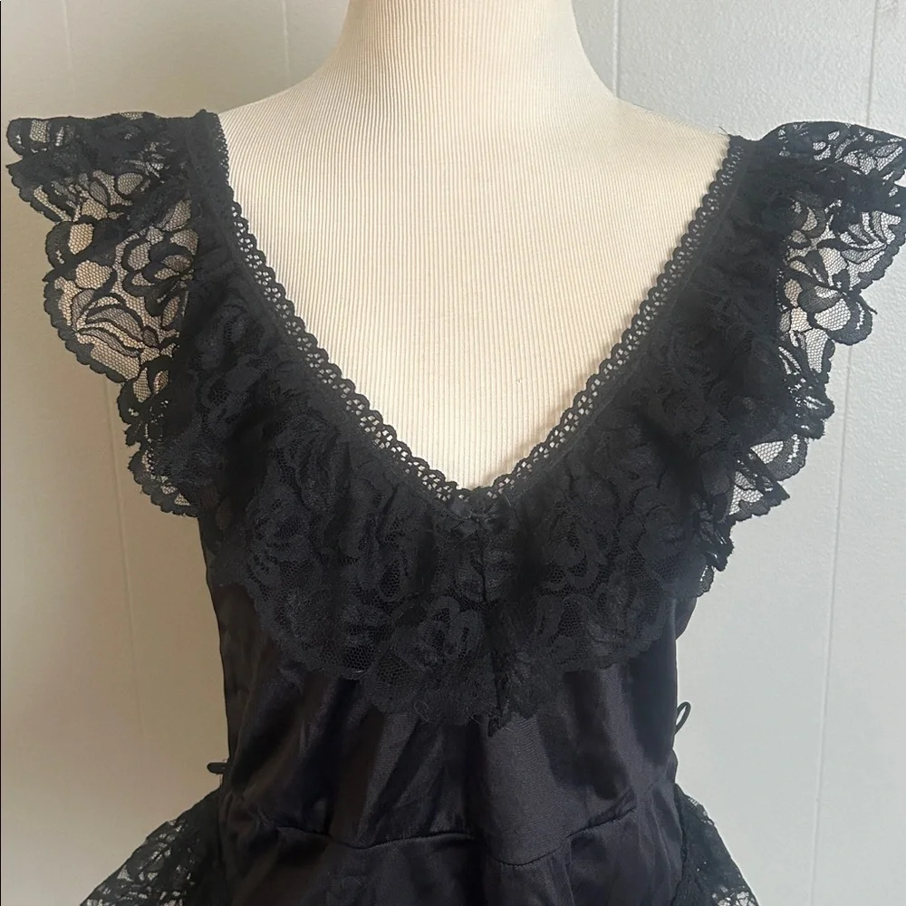 Beautiful, dainty Vintage black lingerie bodysuit adorned in lace - Picture 2 of 10